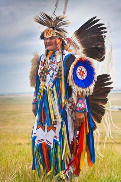 Blackfoot Häuptling in traditioneller Kleidung