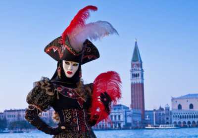 Maskierte Person beim Karneval in Venedig