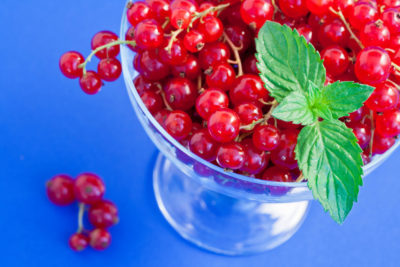 Beeren in einer Glasschale