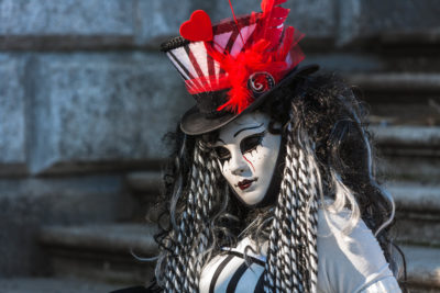 Kostümierte Person beim Karneval in Venedig